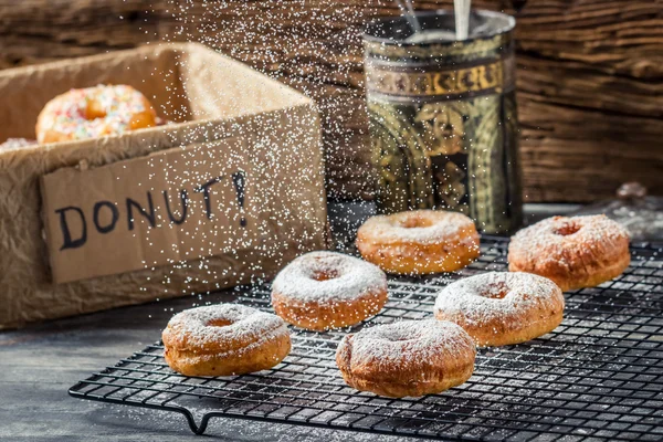 Queda de açúcar gelado em rosquinhas frescas — Fotografia de Stock