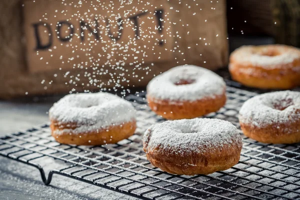 Donuts decorados con azúcar en polvo —  Fotos de Stock