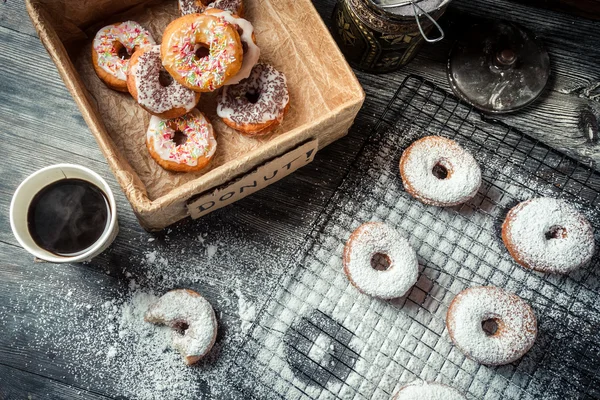 Tasting freshly baked donuts with coffee — Stock Photo, Image
