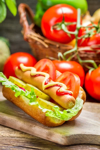 Primer plano de hot dog casero con verduras frescas —  Fotos de Stock