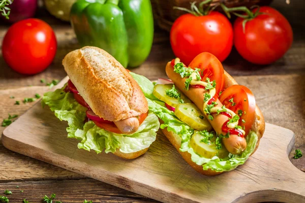 Close-up van zelfgemaakte hotdog met mosterd en ketchup — Stockfoto