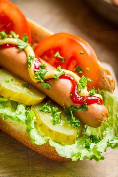 Frischer Hot Dog mit Wurst und Gemüse — Stockfoto