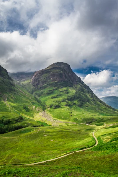 Hermoso sendero en las tierras altas de Escocia en verano — Foto de Stock