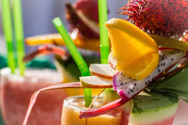 Beba com melancia e frutas frescas — Fotografia de Stock