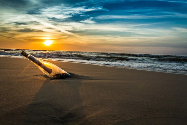 Mensagem em uma garrafa em uma costa do mar — Fotografia de Stock