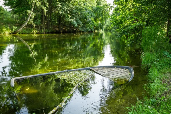 Beschädigtes Boot im Fluss versunken — Stockfoto