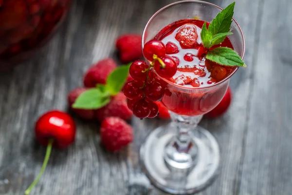 Closeup of liqueur made of fresh wild berries and mint — Stock Photo, Image