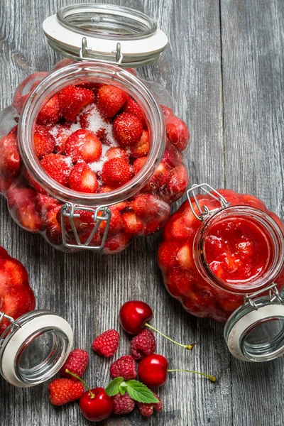 Prepared of wild starwberry compote — Stock Photo, Image
