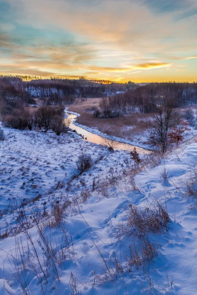 Nascer do sol de inverno sobre o vale coberto de neve — Fotografia de Stock