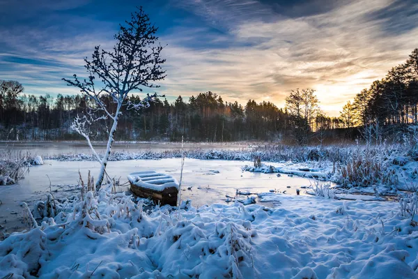 Frozen lake in winter at sunrise — Stock Photo, Image