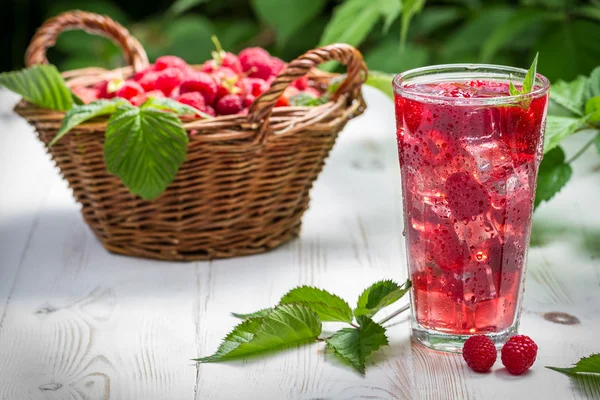 Juice from freshly harvested raspberries — Stock Photo, Image