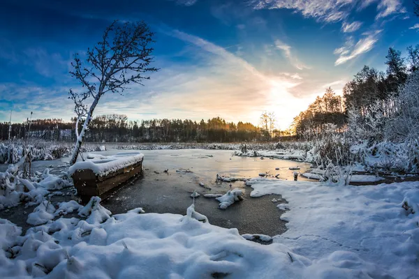 Barco viejo en el lago cubierto de nieve en invierno — Foto de Stock