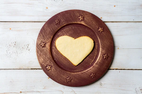 Bir plaka üzerinde kalp şeklinde kurabiye — Stok fotoğraf