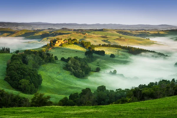 Mistige vallei in de ochtend, Toscane — Stockfoto