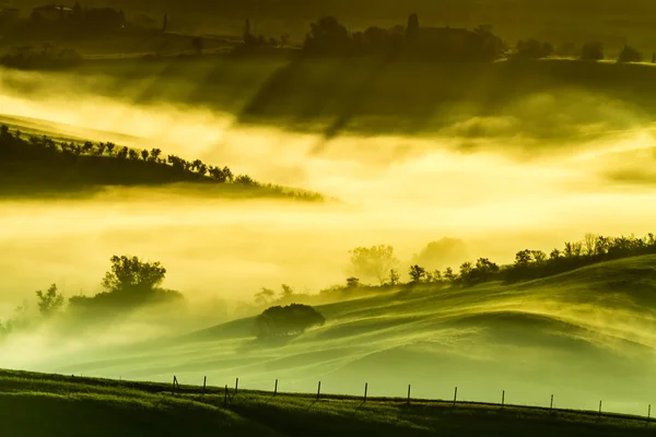 Туманные луга по утрам, Тоскана — стоковое фото