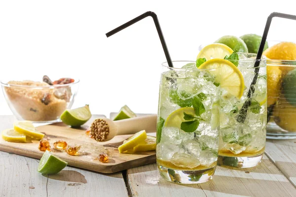 Mojito feito de frutas frescas com gelo — Fotografia de Stock