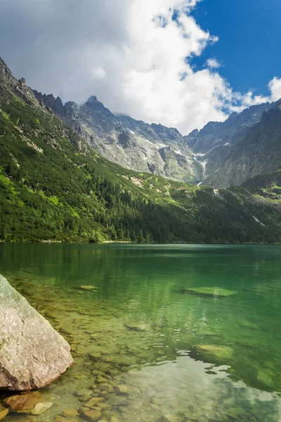 Crystal Lake in the mountains — Stock Photo, Image