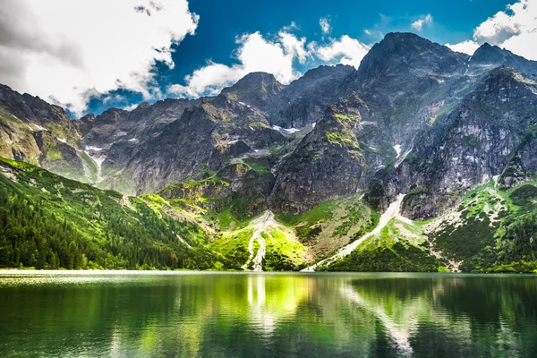 Rocky mountains in de zomer en de blauwe hemel — Stockfoto
