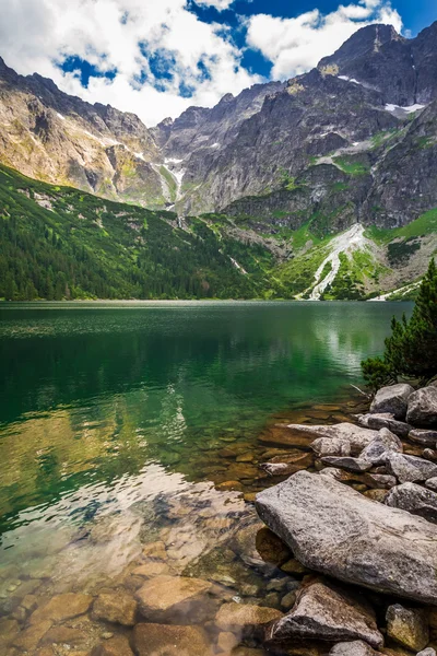 Πανέμορφη λίμνη στα βουνά Τάτρα — Φωτογραφία Αρχείου