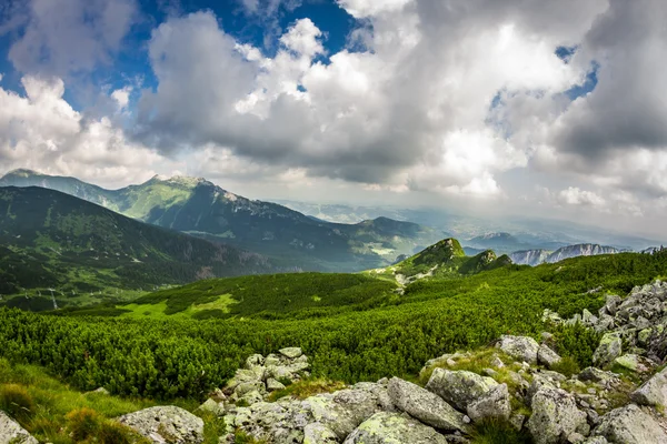 Vista panorâmica dos picos da montanha a partir da trilha — Fotografia de Stock