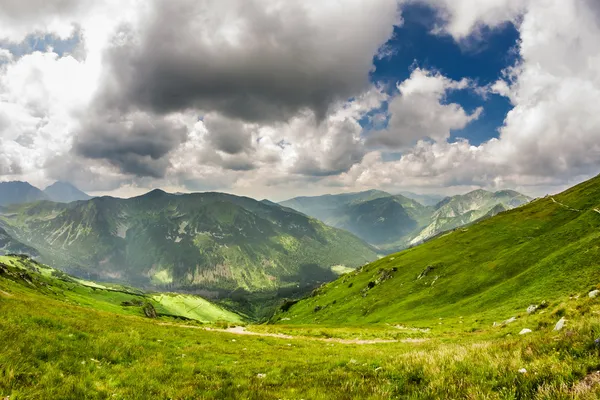 Panoramic view of mountain peaks from the trail in summer — Stock Photo, Image