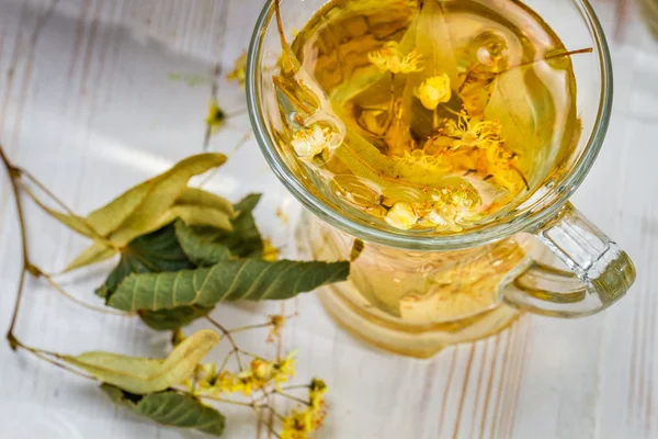 Closeup of tea with lime — Stock Photo, Image