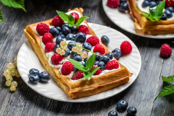 Taze meyve ile waffle closeup — Stok fotoğraf