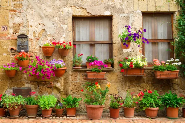 Beautiful street decorated with flowers in Italy — Stock Photo, Image