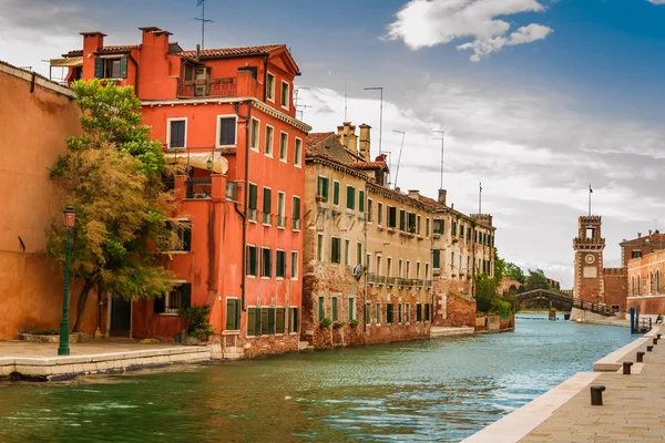 Kleiner Kanal in Venedig zwischen alten Gebäuden — Stockfoto