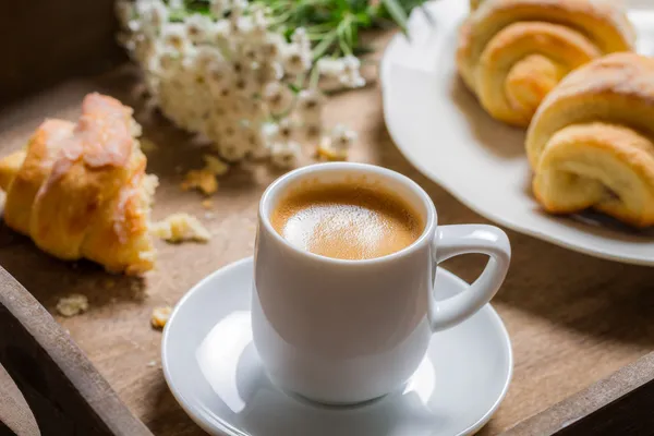 Сніданок в ліжко з гарячою кавою і круасаном — стокове фото