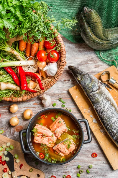 Närbild av färska ingredienser för fisksoppa — Stockfoto
