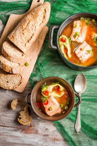 Sup ikan segar disajikan dengan roti — Stok Foto