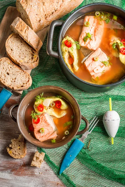 Рыбный суп из свежепойманного лосося — стоковое фото