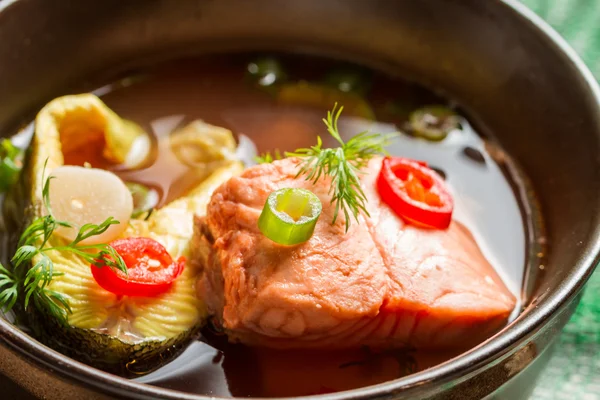 Sopa de peixe saudável feita de salmão e truta — Fotografia de Stock