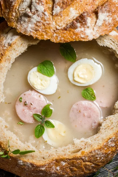 Closeup της ξινής σούπας στο ψωμί με μαντζουράνα — Φωτογραφία Αρχείου
