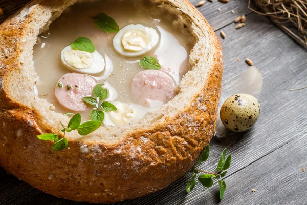 Closeup σούπα σερβίρεται στο ψωμί με λουκάνικο και αυγό — Φωτογραφία Αρχείου