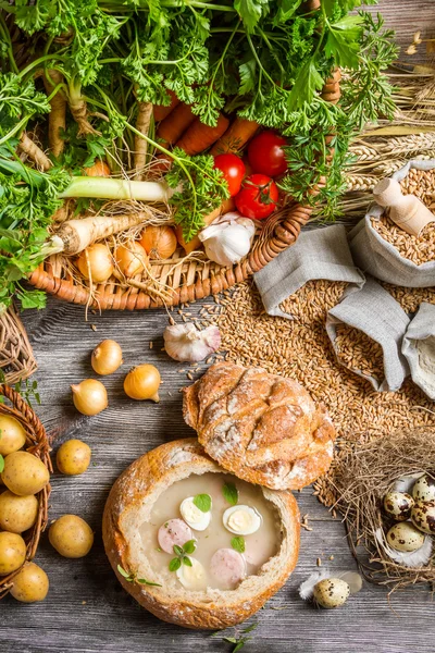 Saure Suppe mit frischen Zutaten — Stockfoto