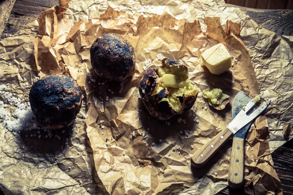 Frisch zubereitete Kartoffeln mit Butter und Salz — Stockfoto