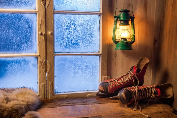 서리가 내린 겨울 날의 따뜻한 쉼터 — 스톡 사진