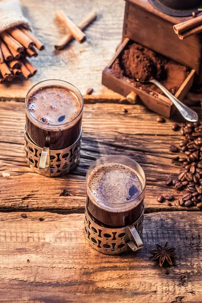 Genieten van uw koffie gemaakt van slijpen korrels — Stockfoto