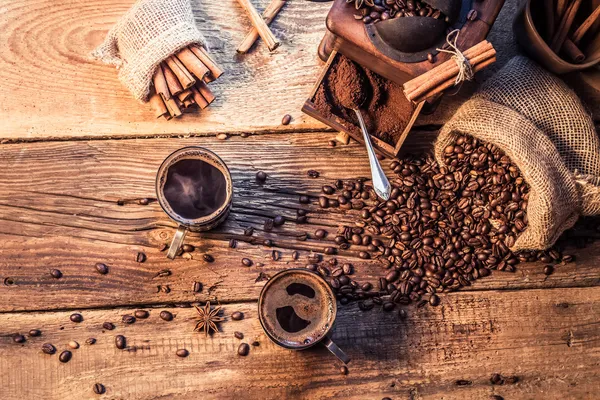 Desfrute do seu café feito de grãos de moagem — Fotografia de Stock