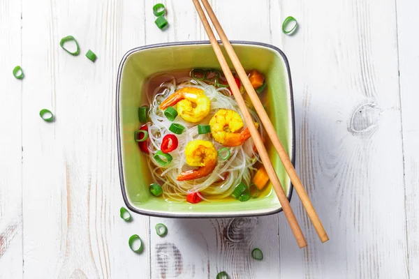 Kinesisk soppa med räkor och ris nudlar — Stockfoto