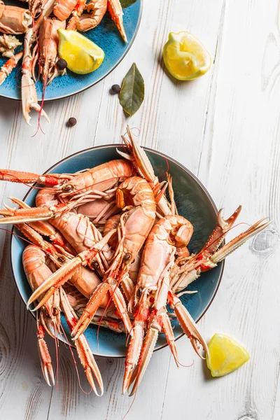 Lagosta com limão como prato de frutos do mar — Fotografia de Stock