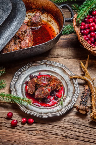 Rôti de gibier à la sauce aux canneberges et servi dans le forestier lo — Photo