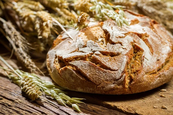Primo piano del pane integrale con spighe di cereali — Foto Stock