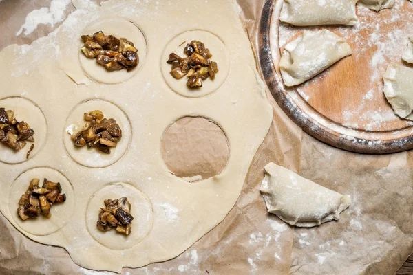 Matlagning hemlagade dumplings med svamp — Stockfoto