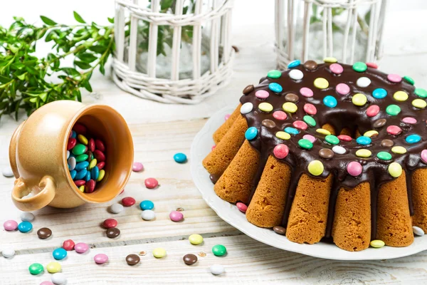 Decoração bolo de Páscoa tradicional com doces Fotos De Bancos De Imagens