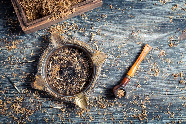 Fresh tobacco in a wooden pipe — Stock Photo, Image