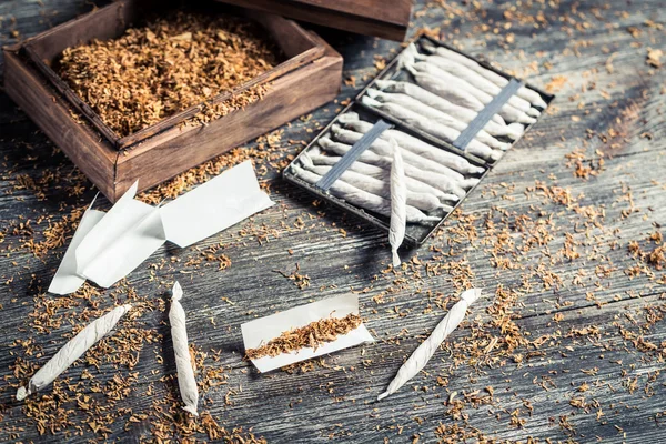 Cigarros feitos de tabaco e comprimidos — Fotografia de Stock