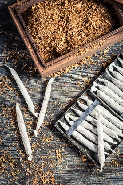 Yapılan taze tütün Sigara — Stok fotoğraf